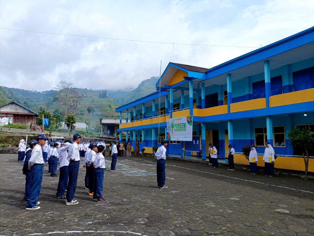 Melalui website ini, Anda dapat mengenal lebih dekat berbagai informasi tentang sekolah, mulai dari profil sekolah serta melihat dokumentasi dalam galeri foto dan video yang selalu kami perbarui. 